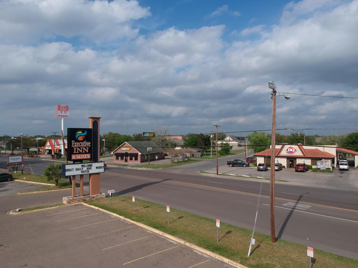 Executive Inn & Suites Beeville Exterior photo