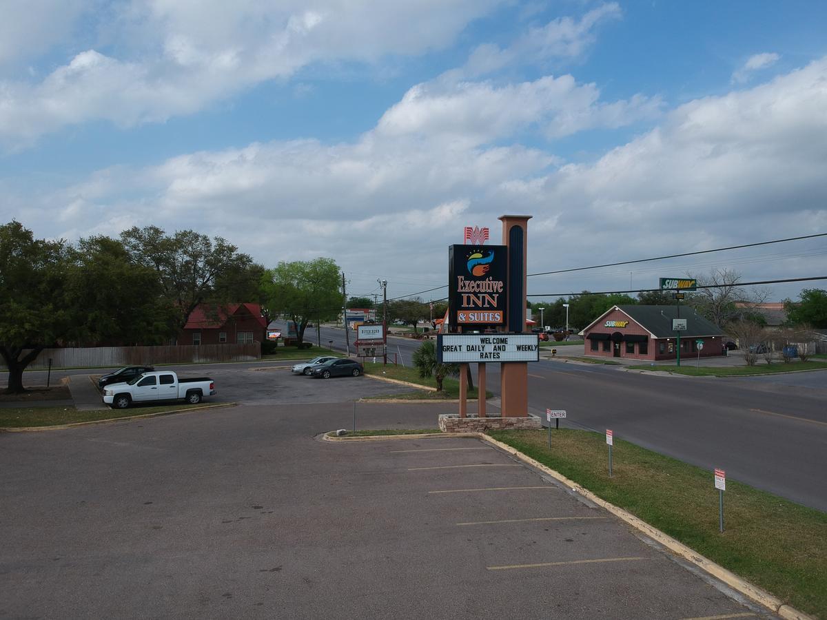 Executive Inn & Suites Beeville Exterior photo